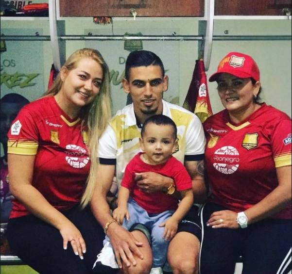 En esta imagen Daniel aparece junto a su señora Manuela Ángel, su hijo Gianluca y su mamá Franci. FOTO cortesía Águilas