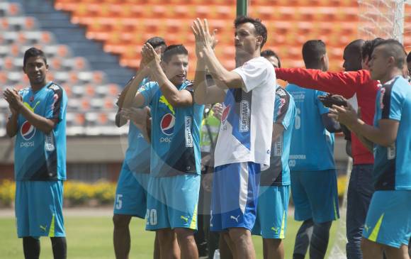 Los jugadores rojos se acercaron a la tribuna a saludar a los seguidores mientras coreaban sus nombres. FOTO Manuel Sandarriaga 