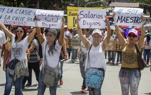 Ayer, entre las 10:00 a.m. y las 2:00 p.m., maestros y otros trabajadores estatales marcharon por Girardot, La Playa, la avenida Oriental y la calle San Juan. Funcionarios de la justicia se unieron a la protesta en los alrededores de La Alpujarra. FOTO julio césar herrera