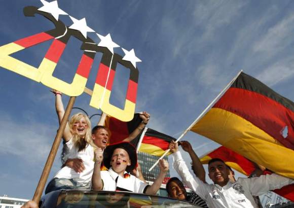 reuters - Los hinchas alemanes ya celebran la que creen, será la cuarta copa del mundo obtenida en su historia.