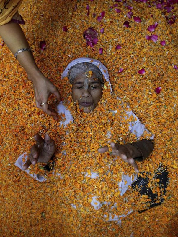 Al filo del mediodía pétalos de flor y polvos de intensos colores acaban con cualquier atisbo de blanco, el color del luto en la India, en la ciudad sagrada de Vrindavan, donde cientos de mujeres indias forzadas a refugiarse tras enviudar han decidido celebrar el festival de Holi un año más. FOTO EFE