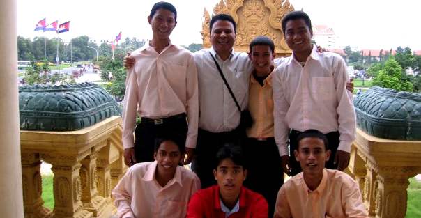 Escuela de periodismo para sanar heridas en Camboya | Albeiro Rodas está con la escuela ténica Don Bosco, en Camboya. FOTO CORTESÍA