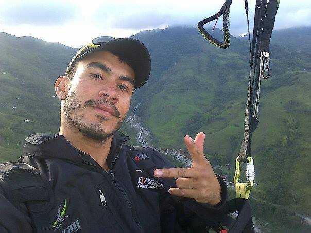 Las autoridades buscan el cuerpo sin vida de Juan Manuel Carrillo Vásquez, un reconocido parapentista antioqueño que se lanzó a nadar en el Lago Calima y no volvió a salir. FOTO CORTESÍA