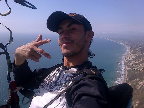 Las autoridades buscan el cuerpo sin vida de Juan Manuel Carrillo Vásquez, un reconocido parapentista antioqueño que se lanzó a nadar en el Lago Calima y no volvió a salir. FOTO CORTESÍA