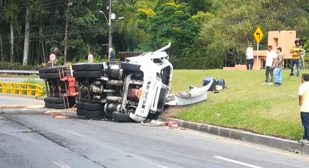 La hipótesis señala que el conductor manejaba con exceso de velocidad. FOTO CORTESÍA