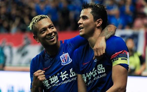 Los colombianos Freddy Guarín y Giovanni Moreno celebran el paso a la final de la FA Cup de China. FOTO TOMADA DE FACEBOOK