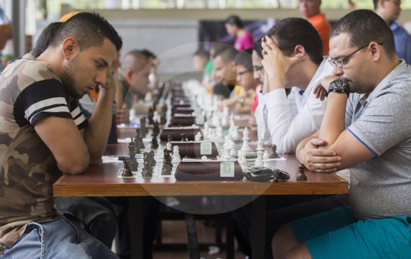 Henry Panesso (izquierda) y Ómar Almeida jugaron ayer la partida más interesante en torneo Luces de Medellín. FOTO Donaldo Zuluaga.