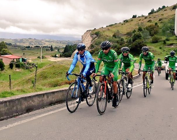 En las montañas de su tierra y en compañía de amigos, Nairo se entrenó de cara a la última carrera grande del año: la Vuelta a España, en la que salió campeón en 2016. FOTO TOMADA DE TWITTER