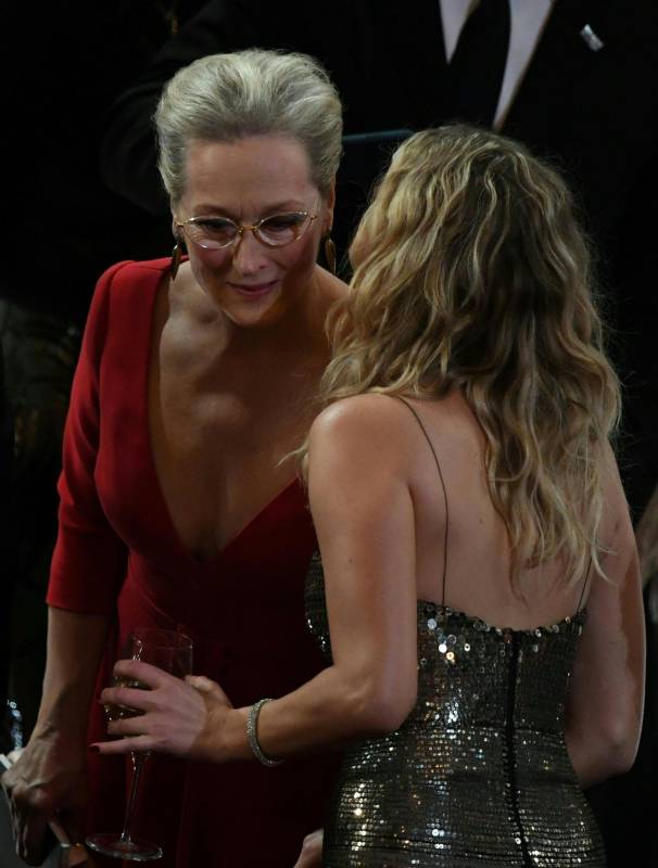 Jennifer Lawrence hablandole al oído a Meryl Streep. FOTO AFP