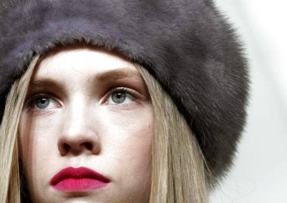 Reuters - Jenni Kayne opt&#243; por el rosa ne&#243;n e incluso pint&#243; los labios de sus modelos de este color.