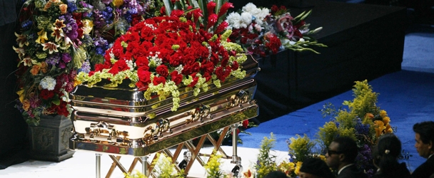 Familia de Michael Jackson enfrenta a su doctor | Archivo | Los Jackson se verán las carcas con el doctor personal del rey del pop.