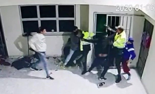 El video muestra el momento en el que los presos se abalanzan sobre dos policías, en un CAI de Ipiales. FOTO: cortesía.