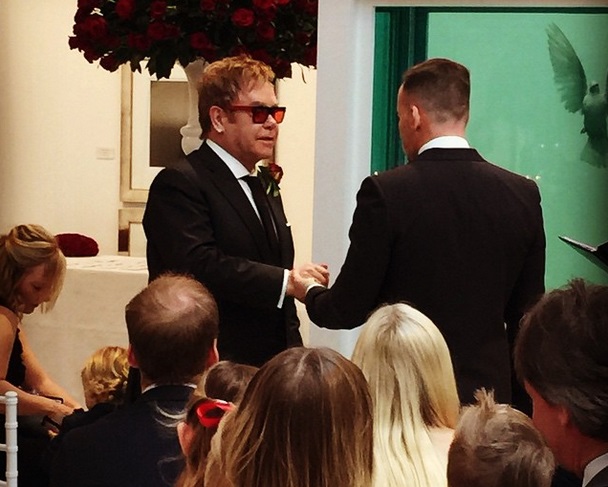 El cantante Elton John y el cineasta David Furnish compartieron las fotos de su boda en sus cuentas de Instagram. 