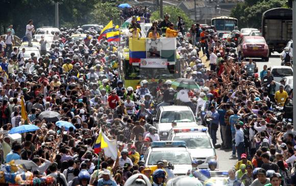 El 16 de agosto de 2012 los antioqueños acompañaron la caravana de bienvenida de los medallistas de Londres. Y ahí estaba Oquendo, al lado de Mariana y Caterine. FOTO Archivo-Manuel Saldarriaga