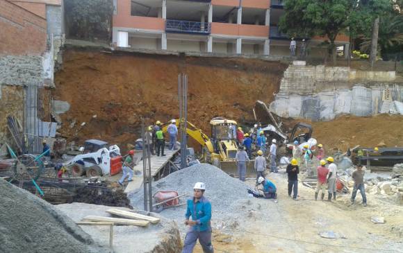 Tres obreros quedaron atrapados en el alud de tierra, uno de ellos falleció. FOTO CORTESÍA GIOVANI MARULANDA