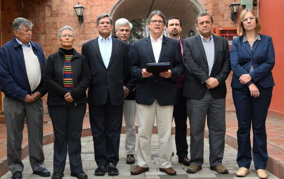 El equipo negociador del Gobierno ante el Eln, liderado por Gustavo Bell (centro), regresó a Bogotá luego de que el Presidente Juan Manuel Santos ordenara suspender el inicio del quinto ciclo de conversaciones con el grupo guerrillero. FOTO Colprensa