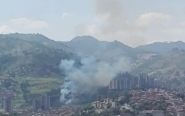 El director del Dagrd, Camilo Zapata Wills, confirmó este sábado la atención de varios incendios forestales en Medellín, en los sectores de Rodeo Alto, Parque Arví y San Javier. FOTO CORTESÍA