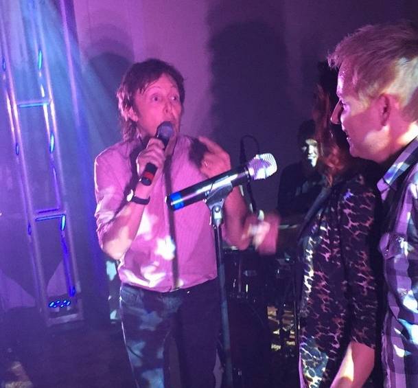 Paul McCartney cantó I Saw Her Standing There en la fiesta de graduación de su hijastro. FOTO Instagram