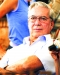 Autor

Mario Vargas Llosa


 Profesión:
Escritor

Nacionalidad:
Peruano


 Contexto
"Cambié el escenario, pero yo también soy un superviviente?, dijo Enric Marco, de 84 años, presidente de la asociación de deportados españoles hasta la víspera del 60 aniversario de la liberación de Mauthausen, cuando aceptó que jamás estuvo en un campo de concentración nazi.Marco, un gran fabulador, según lo describe aquí el escritor peruano Mario Vargas Llosa, republicano deportado y combatiente de la Resistencia francesa, había sido hasta ahora un carismático líder de todos aquellos que sufrieron los rigores del nazismo. Ofreció conferencias, entrevistas, charlas en colegios y universidades y escribió una autobiografía titulada Memoria del infierno, que fue publicada en 1978.Sin embargo, todo fue una gran farsa y la mentira salió a la luz gracias a la investigación de un juicioso historiador: Benito Bermejo, que comprobó que el nombre de Marco no aparecía en los archivos.El investigador comenzó a dudar ante la actitud que tenía Marco cuando contaba su historia. Se impresionó de que sin pudor alguno se recreara en aspectos muy dolorosos. Marco mantuvo su mentira porque creía que así le prestaban más atención para difundir el sufrimiento de las personas que fueron llevadas a los campos de concentración.