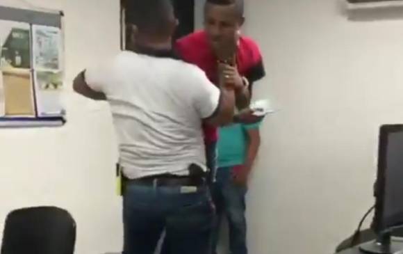 En el video se ve cómo el miembro de la Policía agarra del cuello al detenido y lo lanza contra una pared. FOTO CAPTURA DE PANTALLA