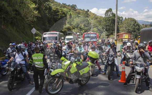 Momentos en que iba a ser reabierta la vía ayer pasadas las 6:00 a.m. Se impidió el paso de bicicletas.