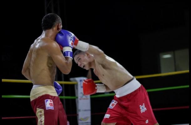 El antioqueño Céiber Ávila, durante el combate sostenido en Cartagena ante el venezolano Franklin González. Exhibió cualidades a pesar del desgaste previo al duelo. FOTO COLPRENSA - EL UNIVERSAL