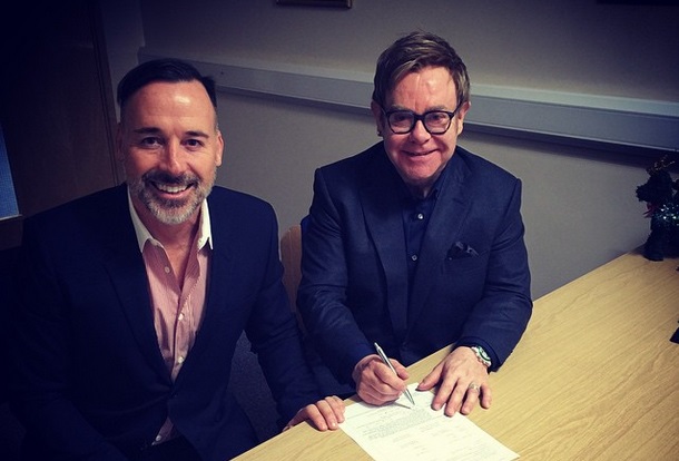 El cantante Elton John y el cineasta David Furnish compartieron las fotos de su boda en sus cuentas de Instagram. 