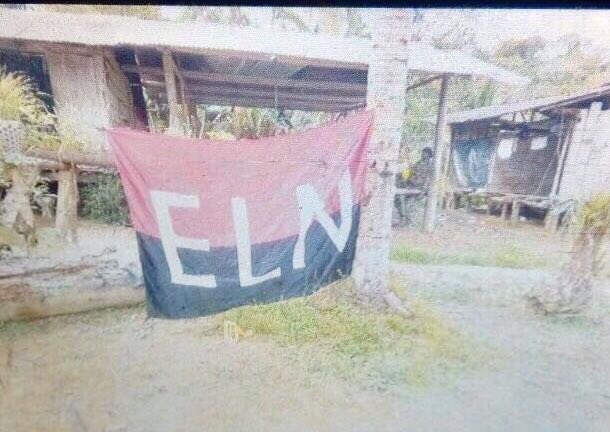 Esta sería la bandera colgada en el sitio de la masacre: FOTO @FiscaliaCol