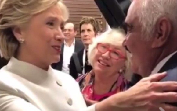 Hillary Clinton saludó efusivamente a Vicente Fernández. FOTO Cortesía Facebook Lili Estefan