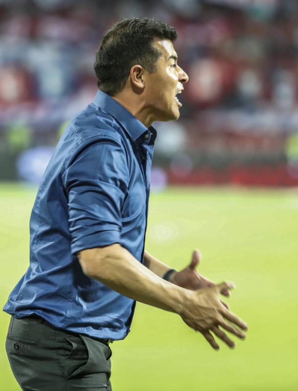 El técnico Jorge Almirón, de Nacional, sufrió durante el partido y al final fue expulsado por el arbitro. Foto: Róbinson Sáenz