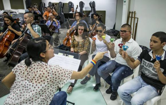 El Comité de rehabilitación y la Fundación integral son algunas de las instituciones que tendrán jóvenes que participarán del concierto junto con la Orquesta Filarmónica de Medellín. FOTOS Jaime Pérez