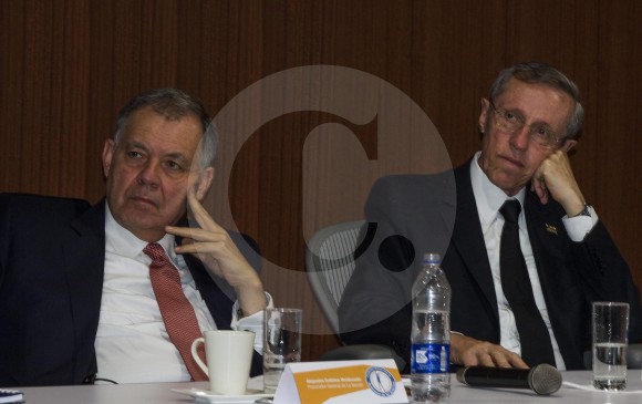 El procurador Alejandro Ordóñez y el senador Navarro Wolff participaron en un conversatorio sobre el proceso de paz. FOTO Jaime Pérez