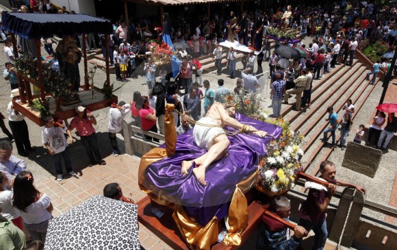 La Gobernación dice que esta es la tercera temporada más importante para el turismo en Antioquia, después de las vacaciones de mitad y fin de año. En la imagen una procesión del Viernes Santo en Jericó. FOTO Manuel Saldarriaga
