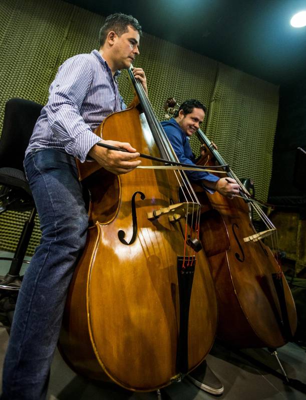 Ensayo de la filarmónica en el centro comercial Oviedo, en Medellín. FOTO JAIME PÉREZ. 