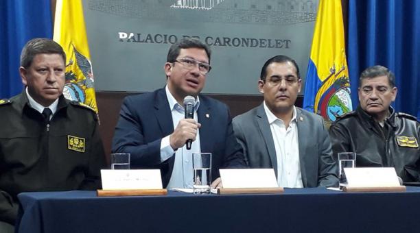 El ministro del Interior de Ecuador, César Navas (micrófono), ofreció rueda de prensa. FOTO TOMADA TWITTER: @MinInteriorEc