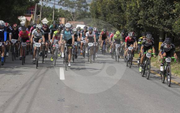 Los de la categoría élite, que arrancaron de penúltimos, sobrepasaron varios grupos de corredores. 