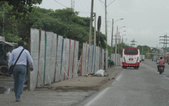 Vallas que ocultaban el barrio Ceballos. FOTO: @GiordanoBrunoFi 