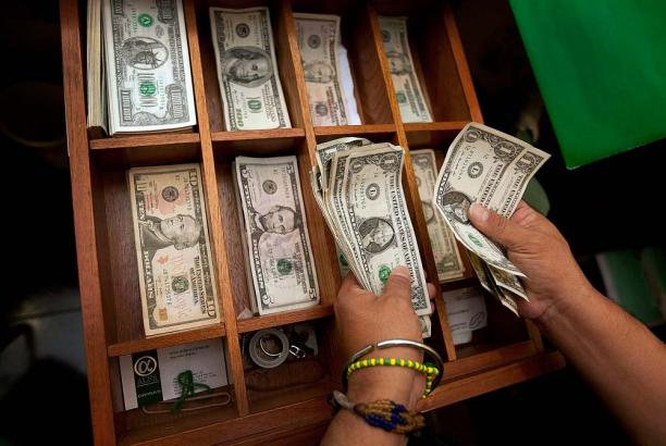 El dólar cerró la semana a un promedio de 2.955,31 pesos por dólar, su nivel más alto en lo corrido del año. FOTO colprensa