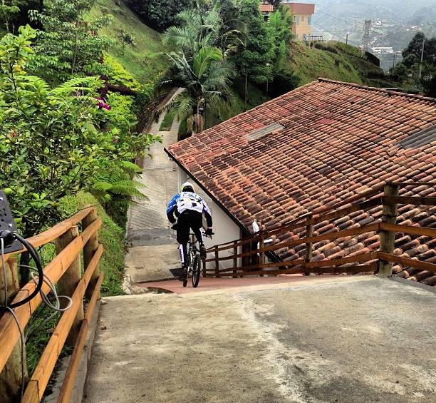 Una rampa que conecta con la salida de su casa, le sirve a Carlos Ramírez como partidor para entrenar bicicrós. FOTO instagram