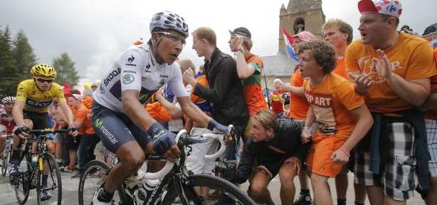 La montaña se empina | Christophe Riblon, el ganador en su fiesta en la subida al Alpe D´Huez. Nairo Quintana y el líder Froome en momentos cruciales de la jornada ayer. FOTO REUTERS Y AP