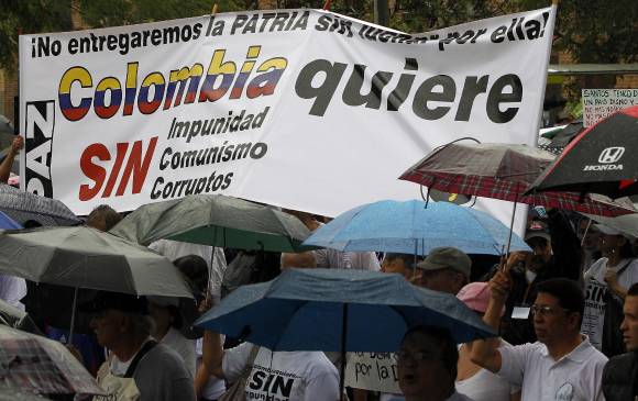 En Medellín la jornada estuvo pasada por la lluvia. FOTO JAIME PÉREZ. 