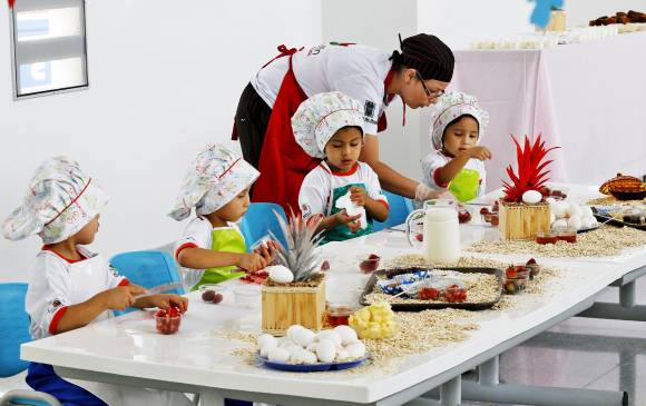 La primera clase de culinaria para los niños en el Jardín Buen Comienzo Versalles. FOTO juan antonio sánchez