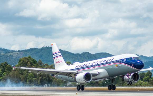La compañía pintó uno de sus aviones en conmemoración al siglo de vida. Según datos de la Aeronáutica Civil, Avianca tenía el 52 % del mercado de transporte aéreo de pasajeros en Colombia a junio de 2019. FOTO cortesía avianca