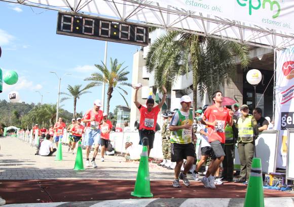 Esteban Jaramillo y Sebastián Salazar - Más de 10 mil competidores se dieron cita en esta histórica cita deportiva que se corría en las modalidades de 5, 10, 21 y 42 kilómetros.