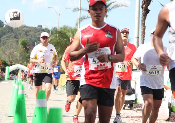 Esteban Jaramillo y Sebastián Salazar - Más de 10 mil competidores se dieron cita en esta histórica cita deportiva que se corría en las modalidades de 5, 10, 21 y 42 kilómetros.