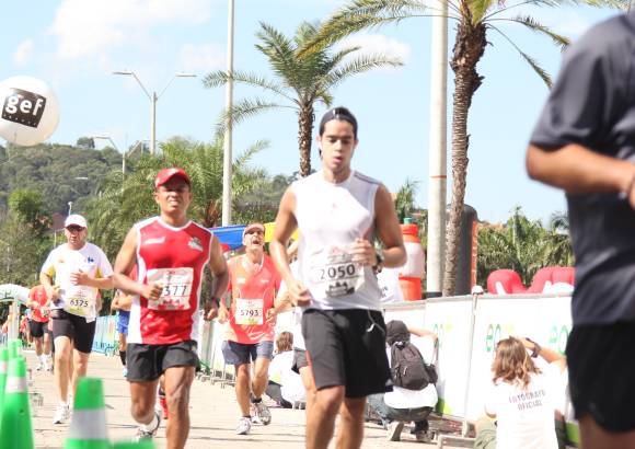 Esteban Jaramillo y Sebastián Salazar - Más de 10 mil competidores se dieron cita en esta histórica cita deportiva que se corría en las modalidades de 5, 10, 21 y 42 kilómetros.