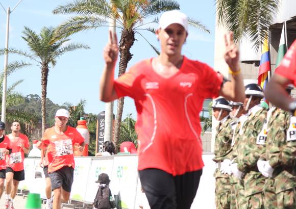 Esteban Jaramillo y Sebastián Salazar - Más de 10 mil competidores se dieron cita en esta histórica cita deportiva que se corría en las modalidades de 5, 10, 21 y 42 kilómetros.