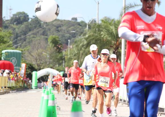 Esteban Jaramillo y Sebastián Salazar - Más de 10 mil competidores se dieron cita en esta histórica cita deportiva que se corría en las modalidades de 5, 10, 21 y 42 kilómetros.