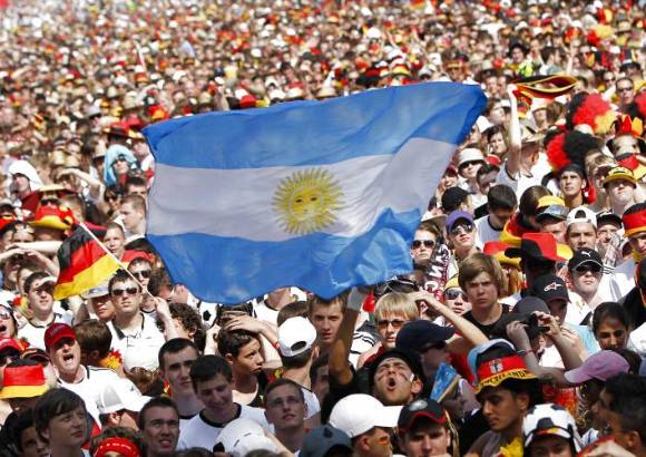 AP - Un único hincha Argentino muestra orgulloso la bandera de su país, en medio de miles de hinchas alemanes que ven el partido entre estos dos seleccionados.