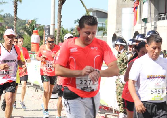 Esteban Jaramillo y Sebastián Salazar - Más de 10 mil competidores se dieron cita en esta histórica cita deportiva que se corría en las modalidades de 5, 10, 21 y 42 kilómetros.